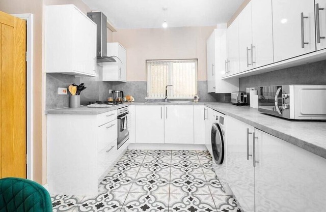 Cosy 3-bed house in Birmingham with free parking