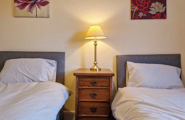 Cosy 3 Bed Terraced House - by NMB Property