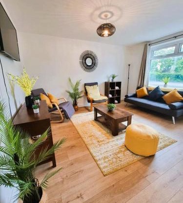 Cosy 3 Bedroom House - Free Parking - Airport 6 Min Walk