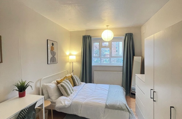 Cosy 3BD Flat w/Private Balcony - Nine Elms!
