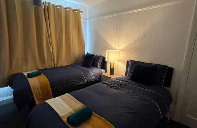 Cosy 4 bedroom Family House Near the City Centre