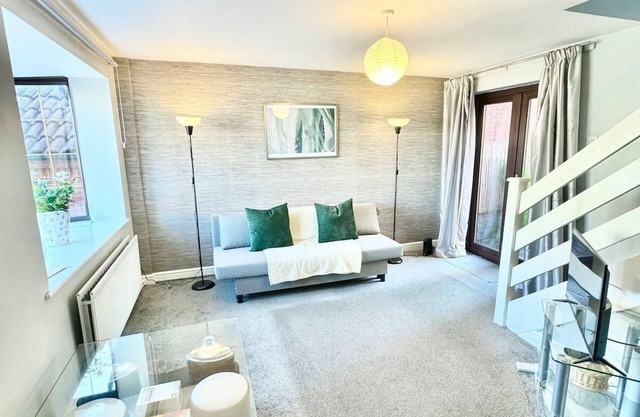 Cosy 5-Bed House with Hot Tub & Parking