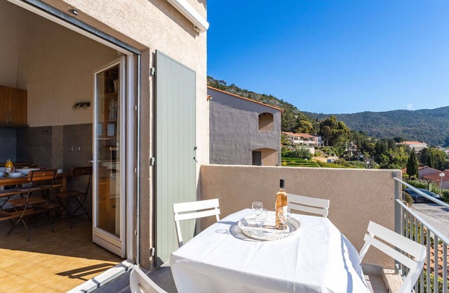 Cosy apartment for 4 people with pool, WIFI, TV, balcony and parking