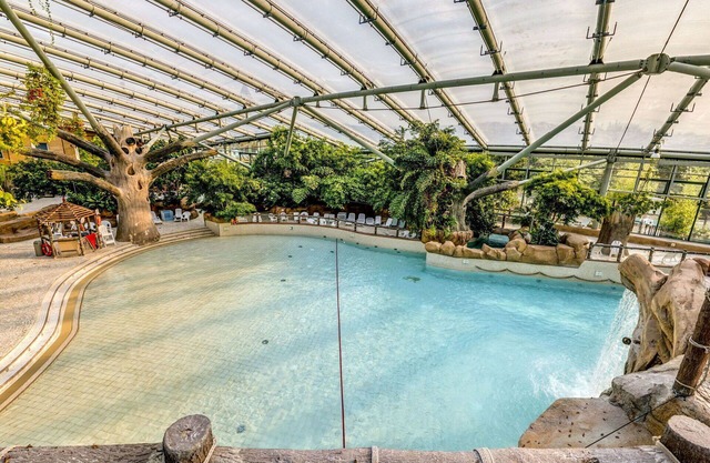 Cosy apartment in villa for 4 people with pool, hot tub, WIFI, TV, terrace and parking