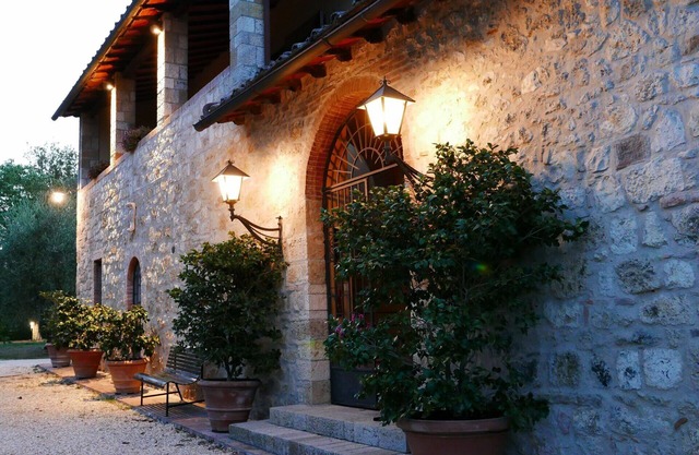 Cosy apartment in villa with pool, WIFI, TV, patio and panoramic view, close to San Gimignano