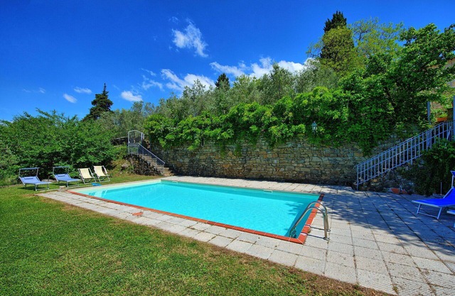 Cosy apartment with pool, WIFI, TV, patio, panoramic view, parking, close to Greve In Chianti