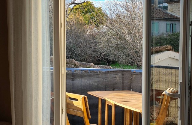 Cosy apartment - Balcony, Air conditioning & Free shaded parking