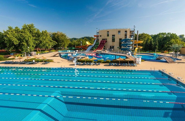 Cosy apartment for 4 guests with WIFI, A/C, pool, TV, balcony and parking
