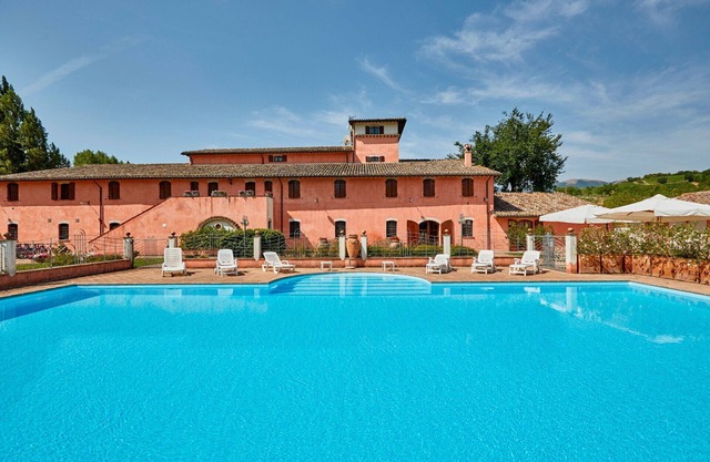 Cosy apartment for 4 people with pool, WIFI, TV, balcony and pets allowed, close to Spoleto