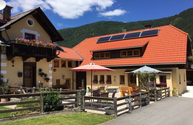 Cosy apartment for 5 guests with WIFI, hot tub, TV, patio, pets allowed and panoramic view