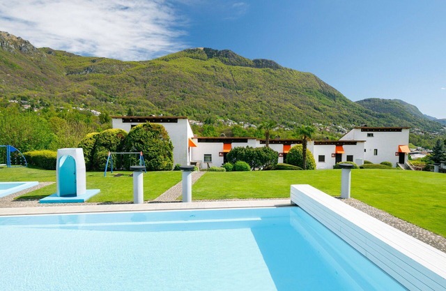 Cosy apartment for 5 guests with pool, WIFI, TV, patio, pets allowed, panoramic view and parking