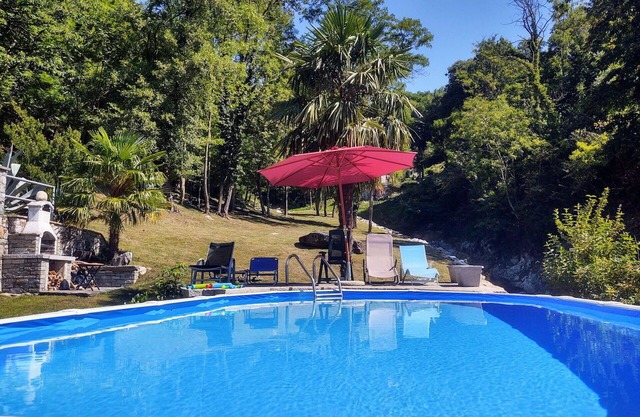 Cosy apartment for 5 people with WIFI, pool, TV, balcony, pets allowed and parking