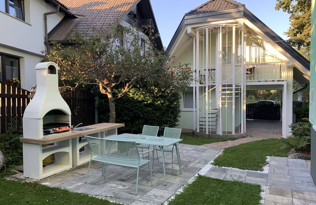 Cosy apartment for 5 people with WIFI, A/C, pool, TV and parking