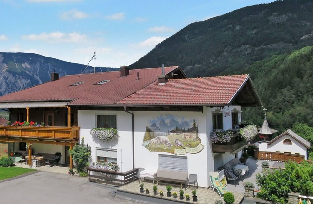 Cosy apartment for 6 guests with WIFI, TV, terrace, pets allowed and parking