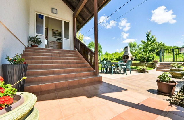 Cosy apartment for 6 guests with WIFI, A/C, TV, terrace and parking