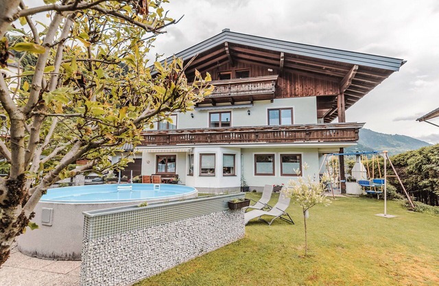 Cosy apartment for 8 people with pool, WIFI, TV, balcony, pets allowed and parking