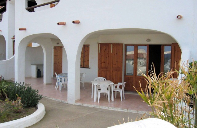 Cosy apartment for 8 people with WIFI, A/C, TV, terrace, pets allowed and parking