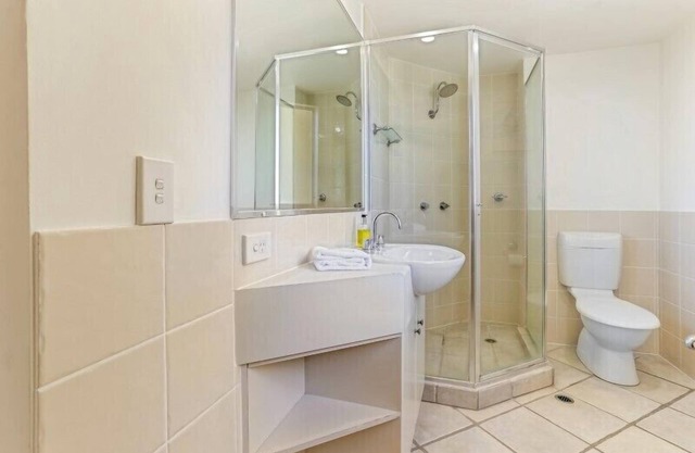 Cosy apartment with ocean views in Sunshine Beach