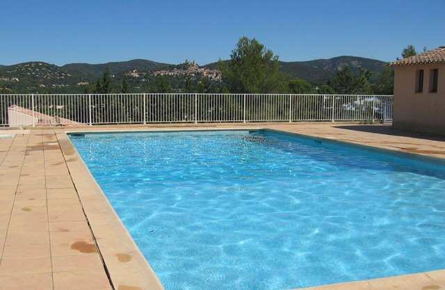 Cosy apartment with WIFI, pool, A/C, TV, patio, pets allowed, panoramic view and parking