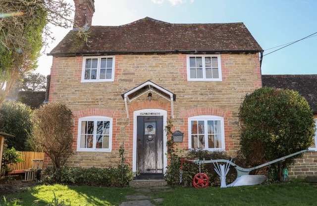 Cosy Apple Tree Cottage in Rural Village Location within walking distance of pub