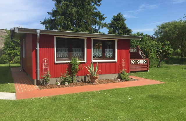 Cosy bungalow for up to 4 people with terrace overlooking the garden !