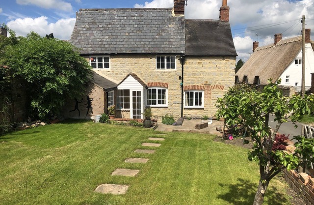 Cosy Character Grade 2 Listed Cottage with Wood Fired Hot Tub