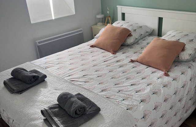 Cosy cocoon in the heart of the D-Day landing beaches, 900m from the sea.