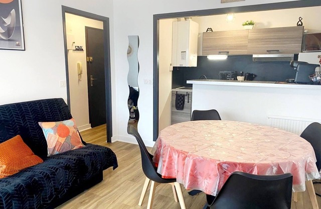 Cosy, comfortable 2-bedroom apartment close to the downtown market in Royan. All comforts