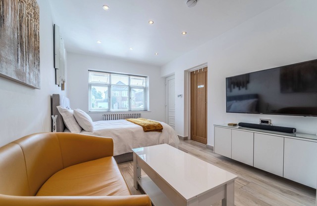 Cosy Double Bed Self Catering Studio with Free Parking!