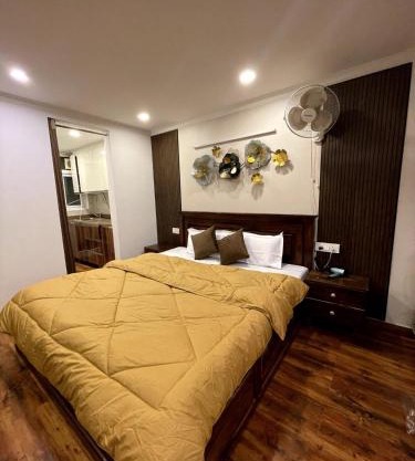 Cosy Ebony Suite Near Metro