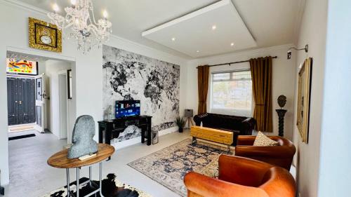 Cosy Family 2-Bedroom Cottage with Braai, Fireplace, Kitchen near Strand Beach