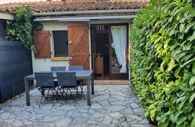 Cosy house in residence with swimming pool