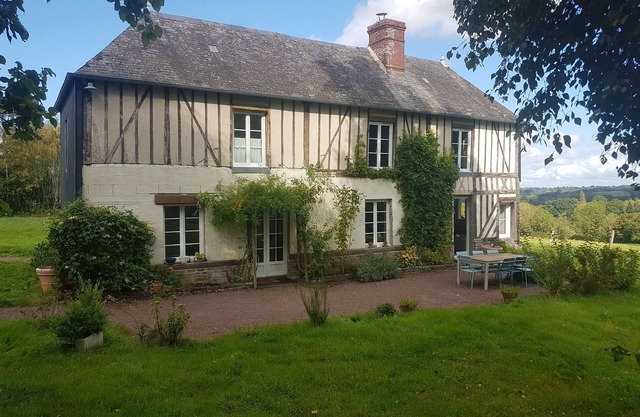 Cosy house in Normandy. Fireplace and large garden, near Villages and Beaches.