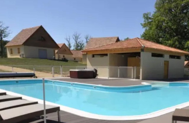 Cosy house on holiday park with swimming pool