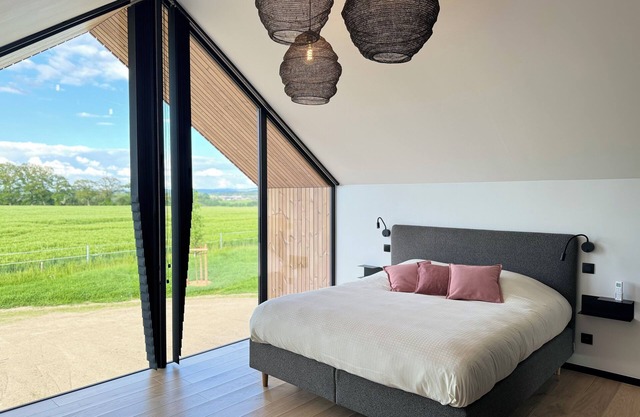 Cosy lodge with panoramic view from bedroom. Private hot-tub. Rest into nature!