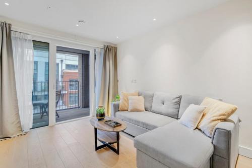 Cosy Manhattan Studio with Balcony