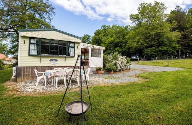 Cosy Mobile Home in a Quiet Setting with Terrace and Shared Pool