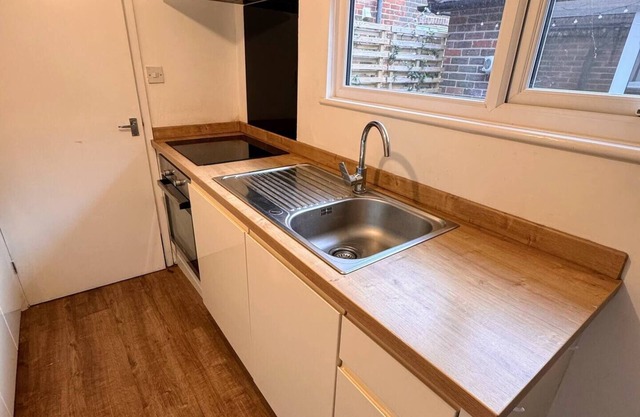 Cosy & Modern Self Contained Apartment. Central and no cleaning fee!