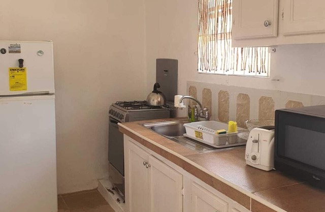Cosy one bedroom apartment on the beautiful south coast, close to Accra beach.