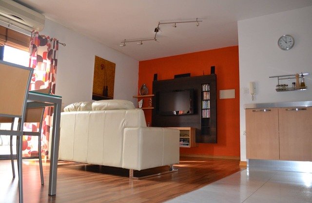 Cosy room with private bathroom in central modern apartment