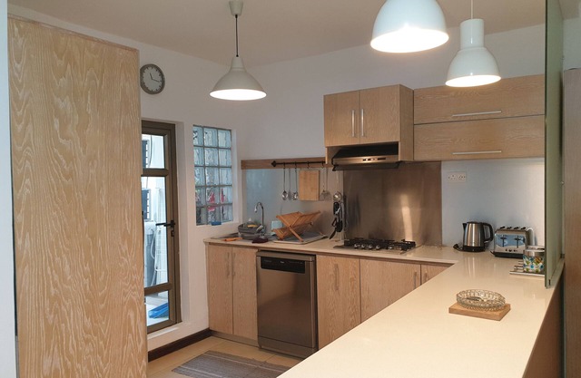 Cosy, spacious 3 bedroom apartment 5 mins from beach