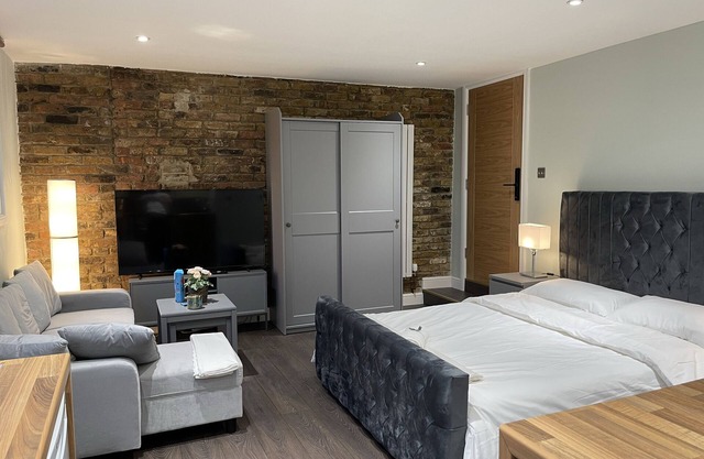 Cosy Studio Flat with Balcony in Heart of London!