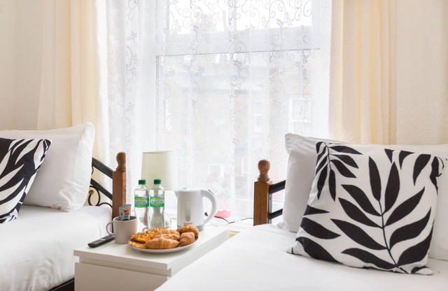 Cosy Twin Room Next to Underground Station