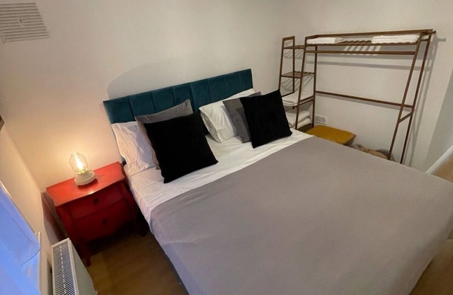 Cosy Urban Oasis 2 Bedroom Flat in Tottenham (Sleeps 5 People)