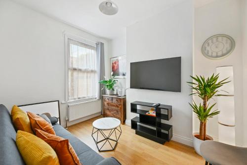 Cosy Urban Oasis 2 Bedroom Flat in Tottenham (Sleeps 5 People)