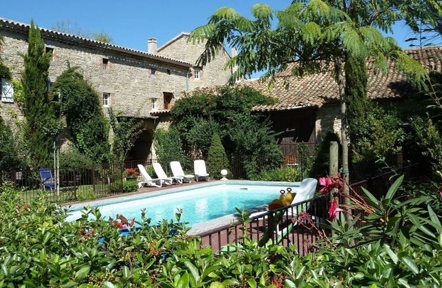 Cosy villa with swimming pool