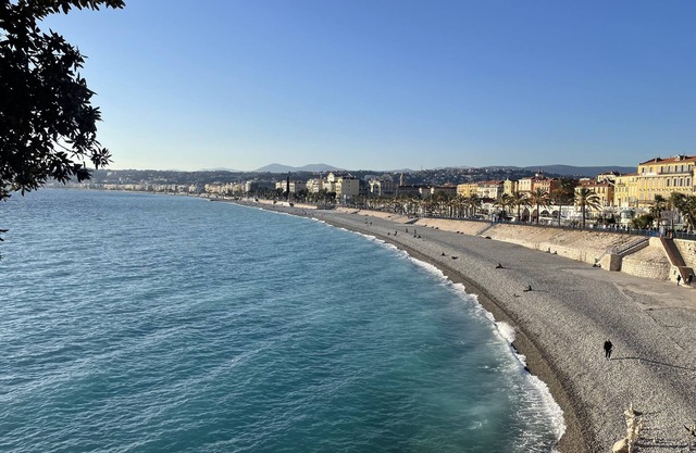 Cote d'azur apartment between Nice and Cannes with private pool access