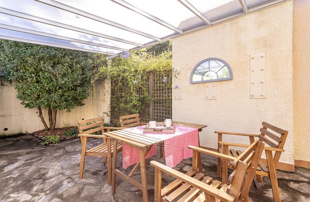 ‘Côté Jardin’ flat with views, terrace and garden, 2 minutes from the centre of Céret