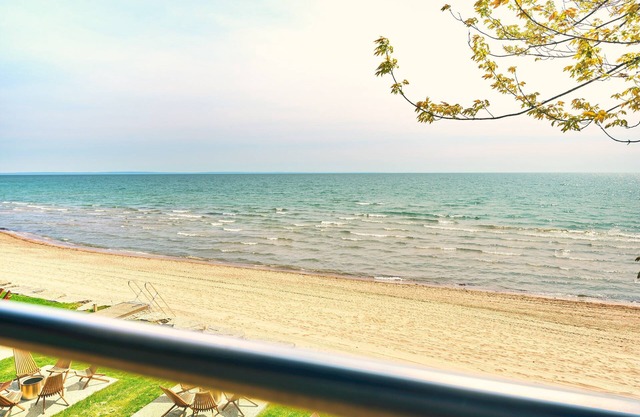 Cottage 20: Upper-Level Beachfront Unit in 4-Plex