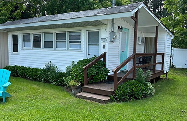 Cottage #4 Chesapeake Blue down the drive way.